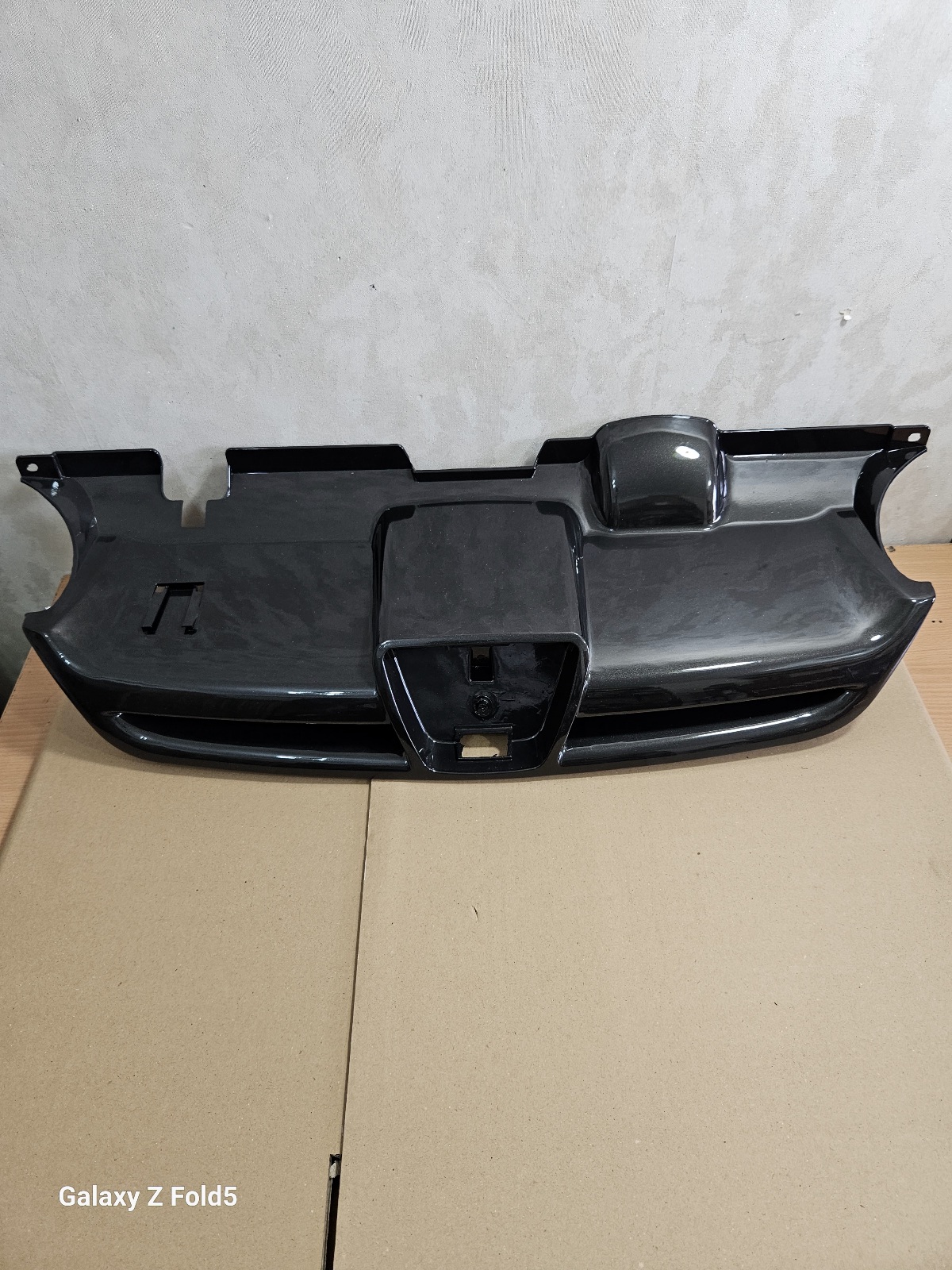 جلو پنجره پژو پارس مشکی بدون آرم