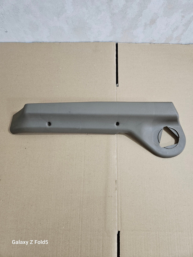 تصویر قاب بغل صندلی ۴۰۵ کرم شاگرد