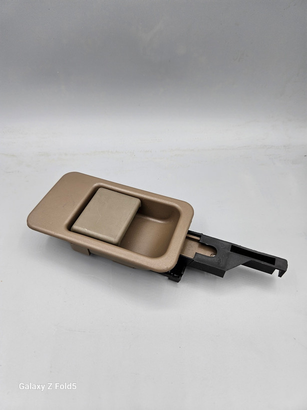 تصویر زبانه درب داشبورد ۴۰۵ کرم